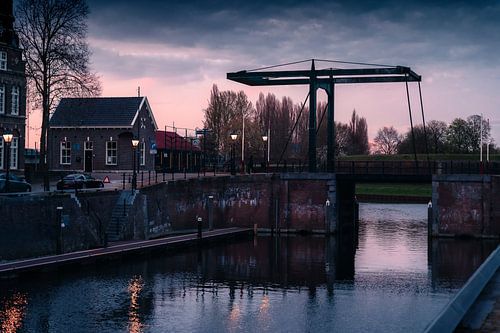 Le vieux pont dans le large port de Den Bosch