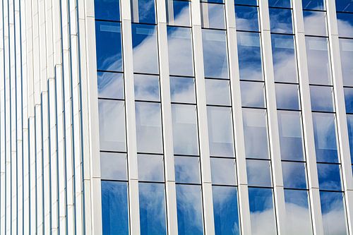Lijnenspel met weerspiegeling van lucht