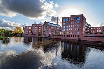 Old and new warehouses with reflection in the Hanseatic city of Deventer by VOSbeeld fotografie