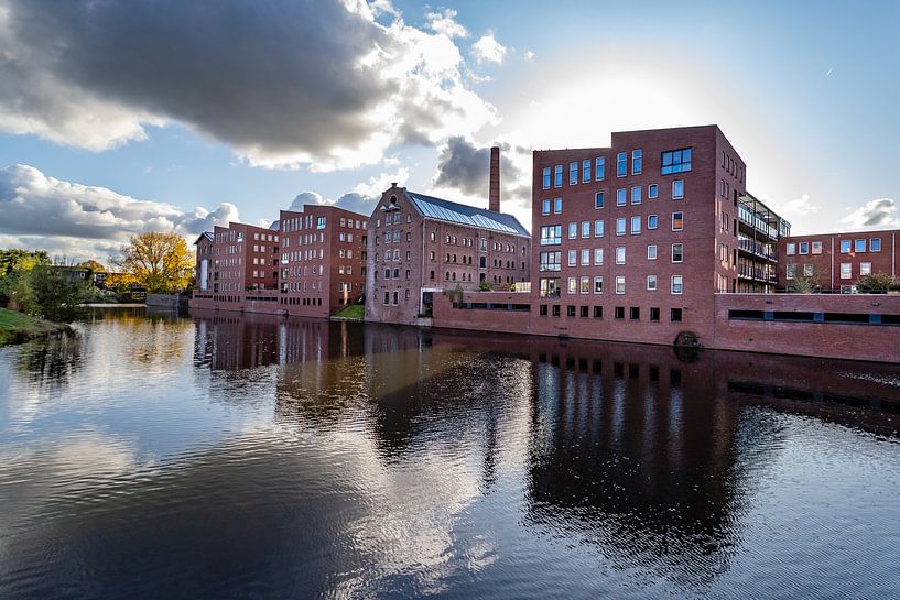Entrepôts dans la ville hanséatique de Deventer sur l'eau avec réflexion par VOSbeeld fotografie