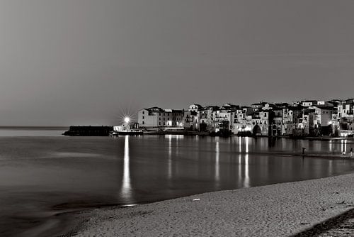 Night-time atmosphere at the harbour in Cefalù – monochrome by Silva Wischeropp