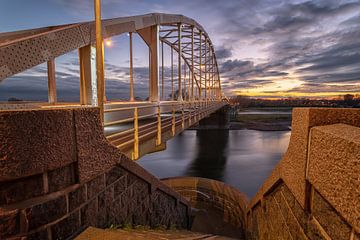 Bridge over river IJssel near Deventer, The Netherlands von VOSbeeld fotografie