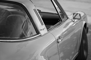 Zeitlose Automobil-Details in Schwarz und Weiß – Porsche 911 Targa