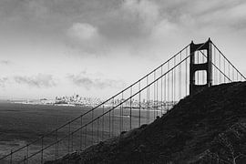 Die verlassene Kreuzung: Golden Gate Noir 01 von FotoDennis.com | Werk op de Muur