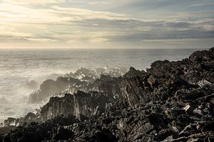 De wilde rotskust van Ierland bij ondergaande zon van Bo Scheeringa Photography