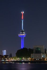 Der Euromast in Rotterdam in Rot, Weiß, Blau