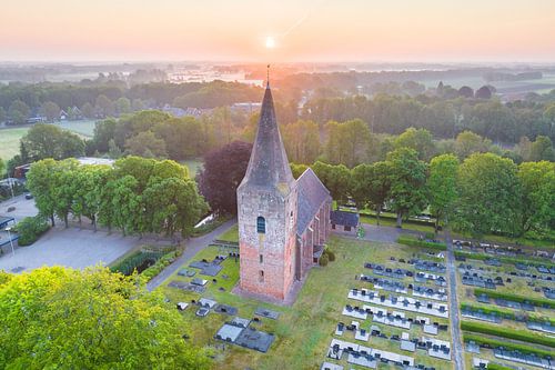 Zonsopkomst boven Onstwedde (Nicolaaskerk) van Droninger