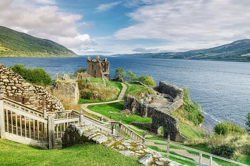 Urquhart kasteelruïnes aan het meer van Loch Ness in de Schotse Hooglanden.  Schotland deluxe!