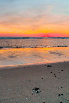 Strand zonsondergang van Karin van den Berg