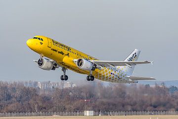 Eurowings Airbus A320 met Hertz autoverhuur livery. van Jaap van den Berg