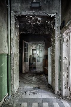 Couloir couleur olive d'un hôpital psychiatrique abandonné