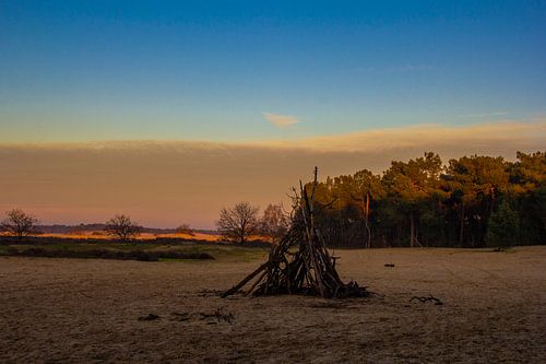 houten hut op de zand vlakte