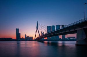 Erasmusbrug bij zonsopkomst von Bram Kool