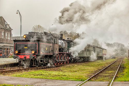 Nostalgisch plaatje van Stoomtrein Simpelveld gehuld in stoom bij vertrek van het Station