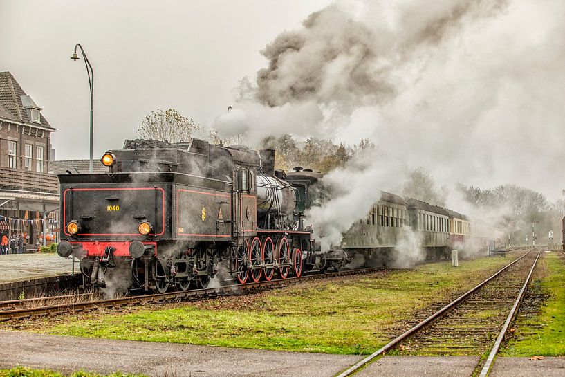 Nostalgisches Bild des in Dampf gehüllten Simpelveld-Dampfzugs bei der Abfahrt aus dem Bahnhof von John Kreukniet