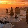12 apostles tijdens zonsondergang Australie. van Niels Rurenga