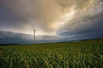 Duitsland - Eén windgenerator op eindeloze uitgestrekte groene velden van adventure-photos