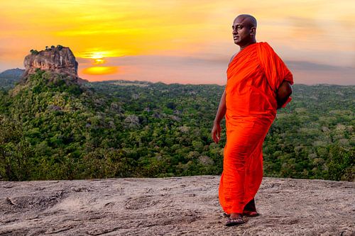 zonsopgang lion rock Sri Lanka met monnik van eric t'kindt