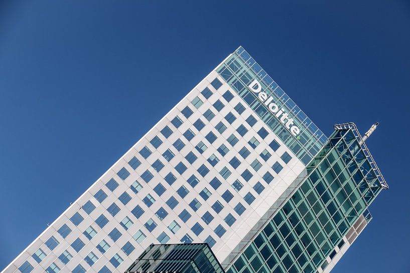 Maastoren in Rotterdam met een blauwe lucht van Mark De Rooij