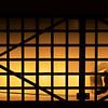 Silhouet op een glazen loopbrug van Maren Oude Essink