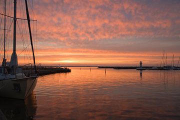Zeilboot in de haven bij zonsondergang van Martin Köbsch