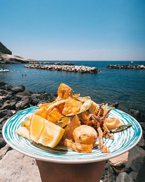 Frittierte Meeresfrüchte an einer Taverna an der italienischen Küste auf Ischia
