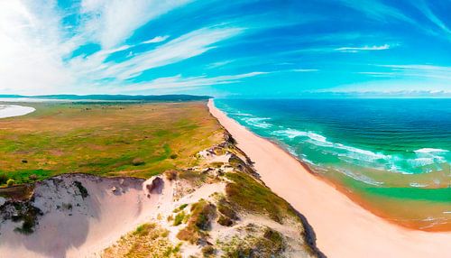 Strand mit Insel und Meer