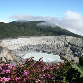 Panoramablick auf den Vulkan Poás in Costa Rica. von Bas van den Heuvel