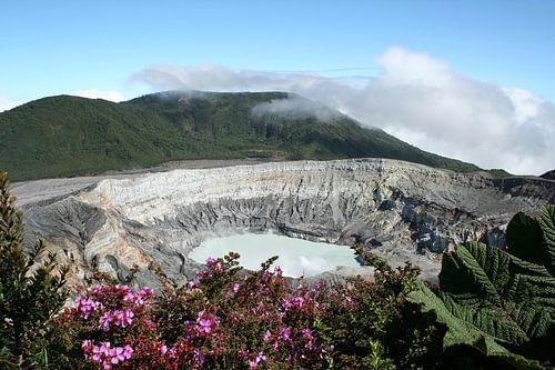 Panoramisch uitzicht over vulkaan Poás in Costa Rica. van Bas van den Heuvel