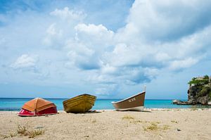 Little boats at the beach at Curacao von Inge Jansen