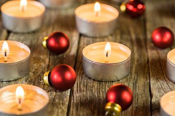 Feestelijke kerststemming met kaarsen van Alex Winter