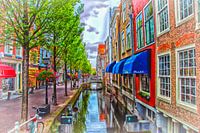 Kleuren aan de gracht in Delft.