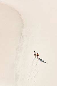Der Strandspaziergang – Sanfte beige Landschaft mit zwei Spaziergängern