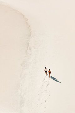 De strandwandeling - Zacht Landschap met Twee Wandelaars