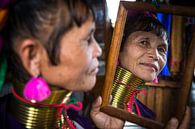 Vrouw behorende tot de long neck tribe in Inle bekijkt zichzelf  van Wout Kok thumbnail