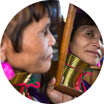 Vrouw behorende tot de long neck tribe in Inle bekijkt zichzelf  van Wout Kok
