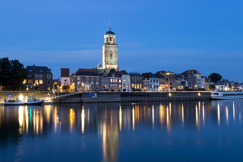 Deventer aan de IJssel tijdens het blauwe uur van Berly Damman