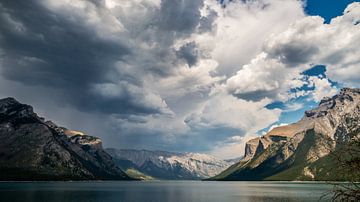 Wolken über dem Minnewanka-See von Peter Vruggink