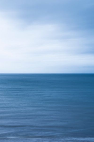 Mer bleue au large des côtes du Pays de Galles, Grande-Bretagne par Christa Stroo photography