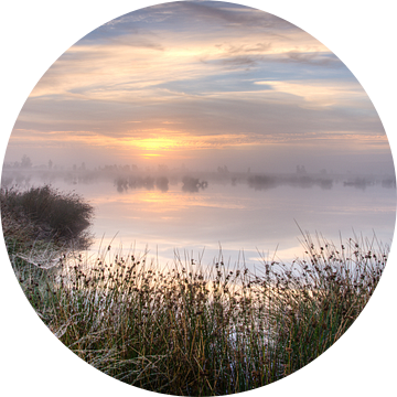 Mistige zonsopkomst boven Dwingelderveld van Fotografiecor .nl