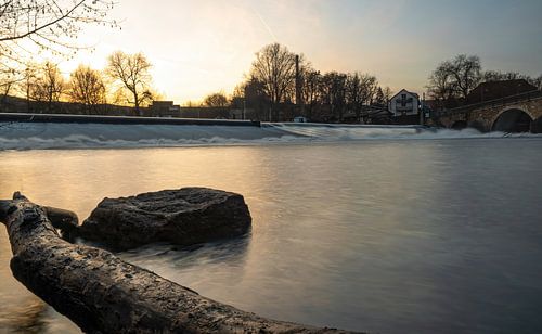 Lange opname bij de stuw Burgau in Jena met voorgrond