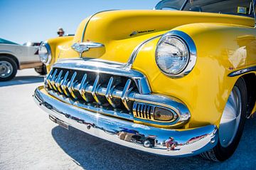 Close-up van knalgele Chevrolet op witte zoutvlakte van Opmeer Reports