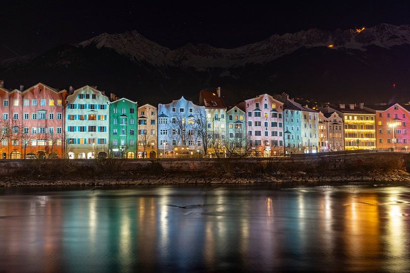 Innsbruck in Oostenrijk Tirol met traditionele gebouwen en panoramisch uitzicht op de Alpentoppen 's nachts in een prachtige kleur van Animaflora PicsStock