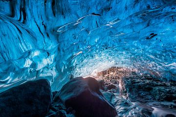 Eishöhle in magischem Blau 