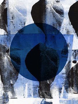 Abstracte organische vormen in zwart, blauw, wit. van Dina Dankers