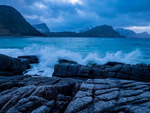 Golven op rotsen op de Lofoten