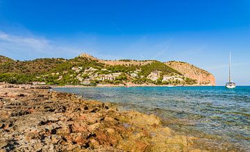 Idyllisch uitzicht op het strand van Canyamel op Mallorca, Spanje Balearen van Alex Winter