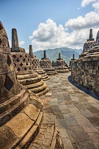 Het heilige pad tussen de stoepa's van de Borobudur