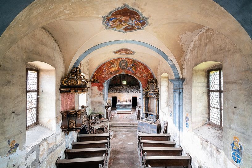 Verlaten Kerk in Verval. van Roman Robroek - Foto's van Verlaten Gebouwen