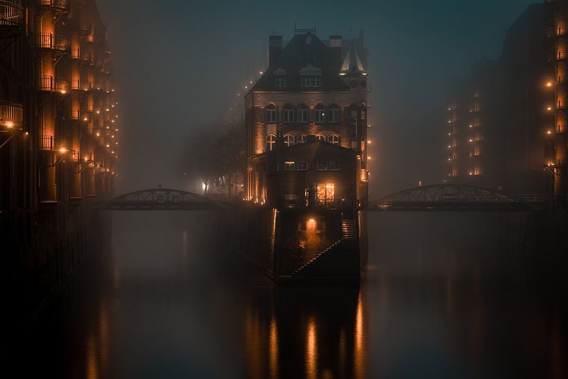Wasserschloss im Nebel von Dekorative Hamburg Fotos
